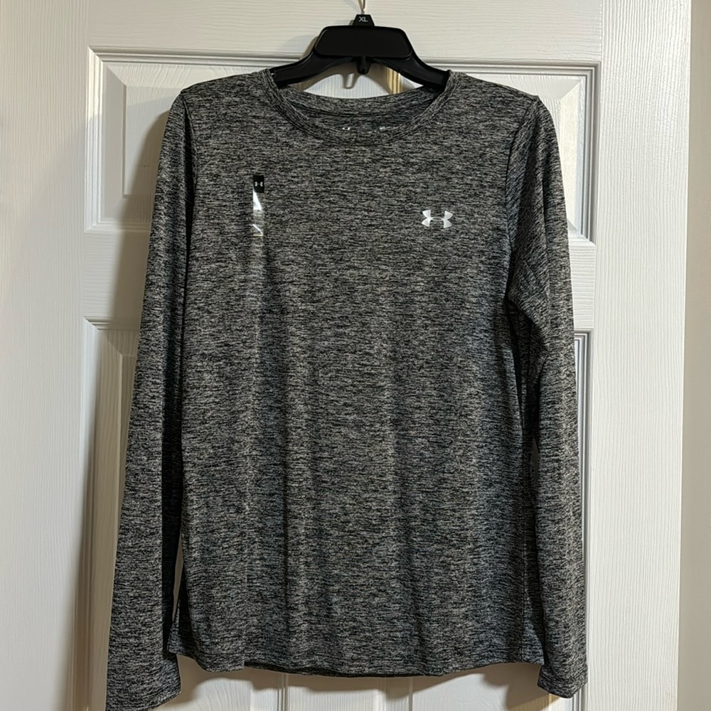 NWT UnderArmour black/grey medium loose fit long sleeve heatgear top.